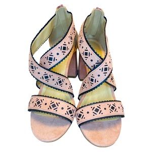NWT CL By Laundry Pink Suede Eyelet Block Heels